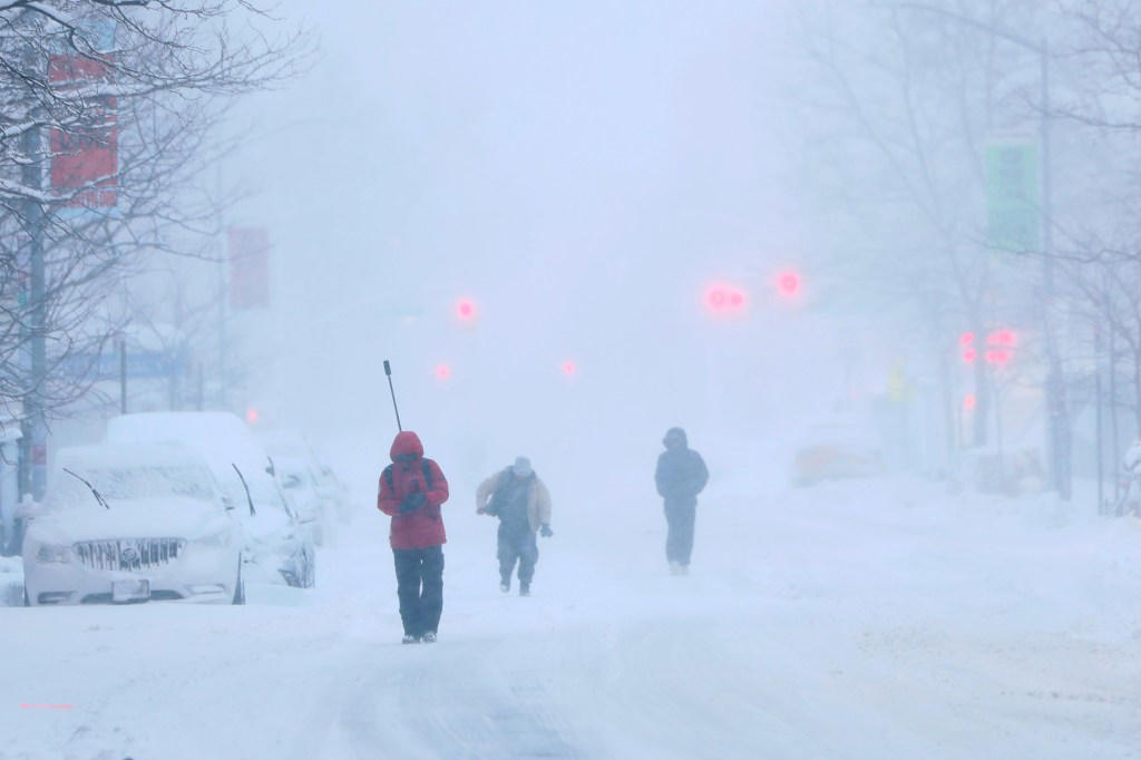 Historic snow storm hits US north-east as millions are put under travel ban
