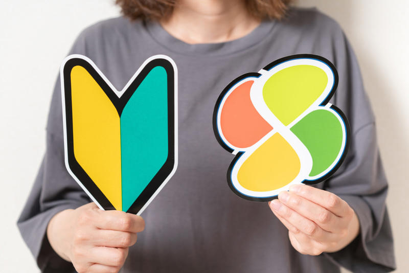 初心者・高齢者マーク、付けないとどうなる？義務と罰則の違い, 初心者マーク：1年以内は「義務」, 高齢者マーク：70歳以上は「努力義務」, 周囲の車には「保護する義務」がある, 初心者・高齢者マーク、どこに貼るのが正解？, 貼る高さは「地上0.4m〜1.2m」, フロントガラスに貼るのはNG, マグネットが付かない車への対策, 初心者・高齢者マーク、期限や対象外の人が付けたらどうなる？, 初心者マーク、1年過ぎて付けていても違反じゃない, 高齢者マークは「もみじ」も「四つ葉」もOK, 家族が「付けっぱなし」で運転しても大丈夫？, 万が一の事故で「マークの有無」が影響する？, 事故の「過失割合」に影響する場合も, 周囲の車に「予測」させるメリット, 初心者・高齢者マークはどこで買える？, カー用品店・ホームセンター, 100円ショップ・ネット通販, 警察署・免許センター, マークを賢く使って、自分と周囲の安全を確保しよう