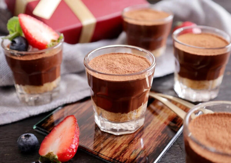 グラス生チョコタルト, グラス生チョコタルトの材料（50mlショットグラス5個分・約229kcal／1個）, グラス生チョコタルトの作り方（調理時間：約30分（冷やす時間を除く））, 一口チョコ餅の材料（約16個分・約55kcal／1個）, 一口チョコ餅の作り方（調理時間：約30分（冷やす時間を除く））, フォンダンショコラ, フォンダンショコラの材料（マフィンカップ3個分・約305kcal／1個）, フォンダンショコラの作り方（調理時間：約15分）