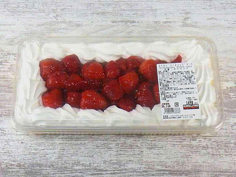 魅力1：規格外のメガサイズと圧倒的インパクト, 魅力2：1食200円台も当たり前？ 驚異のコスパ, 魅力3：専門店顔負けのクオリティと入れ替わりの早さ, 【2026年2月】最新ケーキ・タルトのラインナップ（一例）, 【1位】直径30cm超えの巨大さと濃厚な味のチーズケーキ「トリプルチーズタルト」, 【2位】苦味と甘みのバランスが絶妙「イタリアンティラミス」, 【3位】誕生日やパーティーにぴったり「クォーターシートケーキ」, 【4位】解凍するだけで本格味！ 冷凍「エア・ウォーターアグリ＆フーズ 北海道チーズケーキブリュレ」, 濃厚なナッツ感が満載の「ピスタチオチーズケーキ」, サクサク食感とカスタードの誘惑「いちごのミルフィーユ」, 温めると中からトロ〜リ！ 「フォンダンショコラ」, 冬の絶対王者！ チョコ尽くしの「タキシードケーキ」, 選べるデザインは40種以上！ （2026年2月時点のラインナップ例）, 中身も自由にカスタマイズ可能, 要注意！ オンラインと店頭で予約締切が違う, 【数値で検証】1切れ200円台!? 驚異のコスパ, 誰でもプロ級！ 崩さず綺麗に切る2つの裏ワザ, 食べきれない時は小分け冷凍がおすすめ, 要注意！ 生のフルーツは冷凍前に食べて, 1.最短当日も！ 買い物代行や宅配スーパーを利用する, 2.全国どこでもOK！ 楽天市場・Amazonで取り寄せる, コストコのスコップケーキといえばこれ！ 「ストロベリースコップケーキ」, しっとりだけど軽い食感で食べやすい「米粉のスイスロール」, 2026年2月時点、コストコで売っているケーキの種類一覧は？, コストコのケーキで一番人気・おすすめはどれ？, コストコのケーキはまずい？ 「甘すぎる」という口コミは本当？, 誕生日や記念日にぴったりな「ハーフシートケーキ」は予約なしで当日買える？, コストコケーキの値段はいくらくらい？, 賞味期限はどれくらい？ 冷凍保存はできる？, コストコの会員じゃなくてもケーキを買う方法はある？, 巨大なケーキを崩さずに綺麗に切るコツは？, コストコのケーキのカロリーは高い？, 季節限定のケーキ（タキシードケーキなど）はいつ販売される？