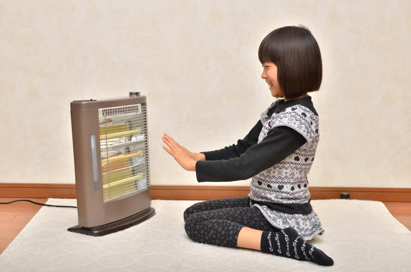 電気代高騰で気になる！今の暖房コストの常識, 最新の目安単価「31円」で計算しよう, エアコンが安い理由は「熱を運ぶ」から, 電気ストーブは「1の電気で1の熱」が限界, 電気ストーブとエアコン、1時間あたりの電気代を比較, 電気ストーブの種類別：1時間の電気代目安, エアコンの電気代：立ち上がりと安定時の差, 長時間使うほどエアコンが圧倒的にお得, あなたの使い方は損してる？場面別の節約正解ルート, 長時間過ごすリビングは「エアコン」一択, 狭い場所や短時間なら「電気ストーブ」が正解, 寒冷地の必需品？「霜取り運転」時の繋ぎ役, 暖房のメリット・デメリットを整理！自分に合うのはどっち？, 電気ストーブ：爆速で温まるけれど範囲は狭い, エアコン：比較的安全性が高く部屋全体が温まる, 【番外編】最強コスパは「電気毛布」, 今日からできる！暖房代をさらに安くする方法, 湿度が上がれば「体感温度」も上がる, 窓の断熱はストーブ1台分の価値がある, サーキュレーターで天井の熱を回収, 知らないと怖い！電気代以外の隠れたコスト, フィルター掃除は「時給の良いバイト」, 電気ストーブが原因の「火災リスク」, 10年前の家電は「買い替え」がお得なことも, 電気代を抑える決め手は「主役」と「脇役」の整理