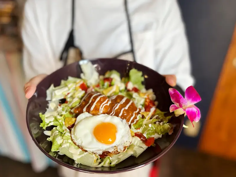 日常に寄り添う、“選べる美味しさ”がある店, ここでしか味わえない、ロコモコらしさ×自家製タコスソース, 豆腐から生まれた、満足感ある“豆腐ベジバーグ”, カフェタイムまで楽しみたい、人気のスイーツ, “軽やかさ”も美味しさの選択肢に