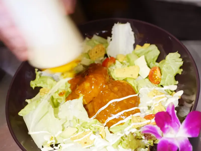 日常に寄り添う、“選べる美味しさ”がある店, ここでしか味わえない、ロコモコらしさ×自家製タコスソース, 豆腐から生まれた、満足感ある“豆腐ベジバーグ”, カフェタイムまで楽しみたい、人気のスイーツ, “軽やかさ”も美味しさの選択肢に
