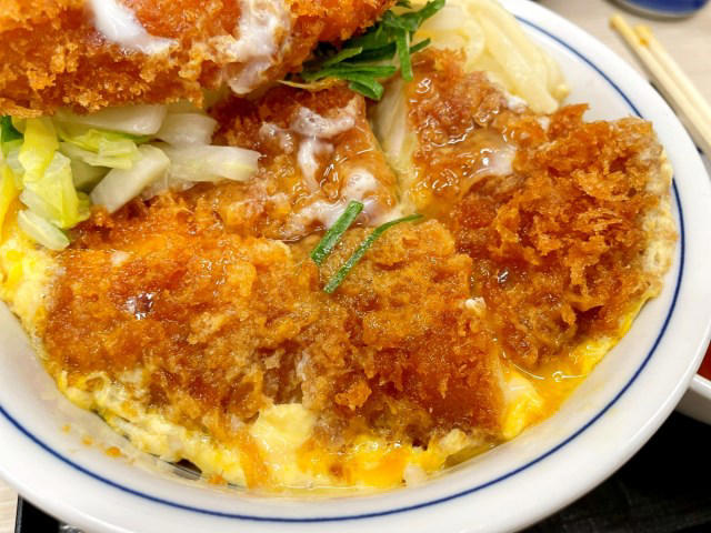 ・「かつや」新商品, ・伝家の宝刀「うどんオンザライス」, ・海老フライ、ロースカツ、白菜, ・丼を選ぶべき理由
