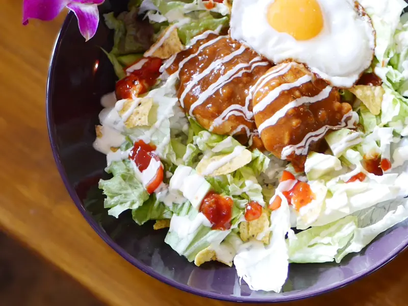 日常に寄り添う、“選べる美味しさ”がある店, ここでしか味わえない、ロコモコらしさ×自家製タコスソース, 豆腐から生まれた、満足感ある“豆腐ベジバーグ”, カフェタイムまで楽しみたい、人気のスイーツ, “軽やかさ”も美味しさの選択肢に