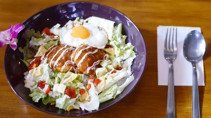 日常に寄り添う、“選べる美味しさ”がある店, ここでしか味わえない、ロコモコらしさ×自家製タコスソース, 豆腐から生まれた、満足感ある“豆腐ベジバーグ”, カフェタイムまで楽しみたい、人気のスイーツ, “軽やかさ”も美味しさの選択肢に