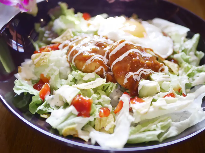 日常に寄り添う、“選べる美味しさ”がある店, ここでしか味わえない、ロコモコらしさ×自家製タコスソース, 豆腐から生まれた、満足感ある“豆腐ベジバーグ”, カフェタイムまで楽しみたい、人気のスイーツ, “軽やかさ”も美味しさの選択肢に