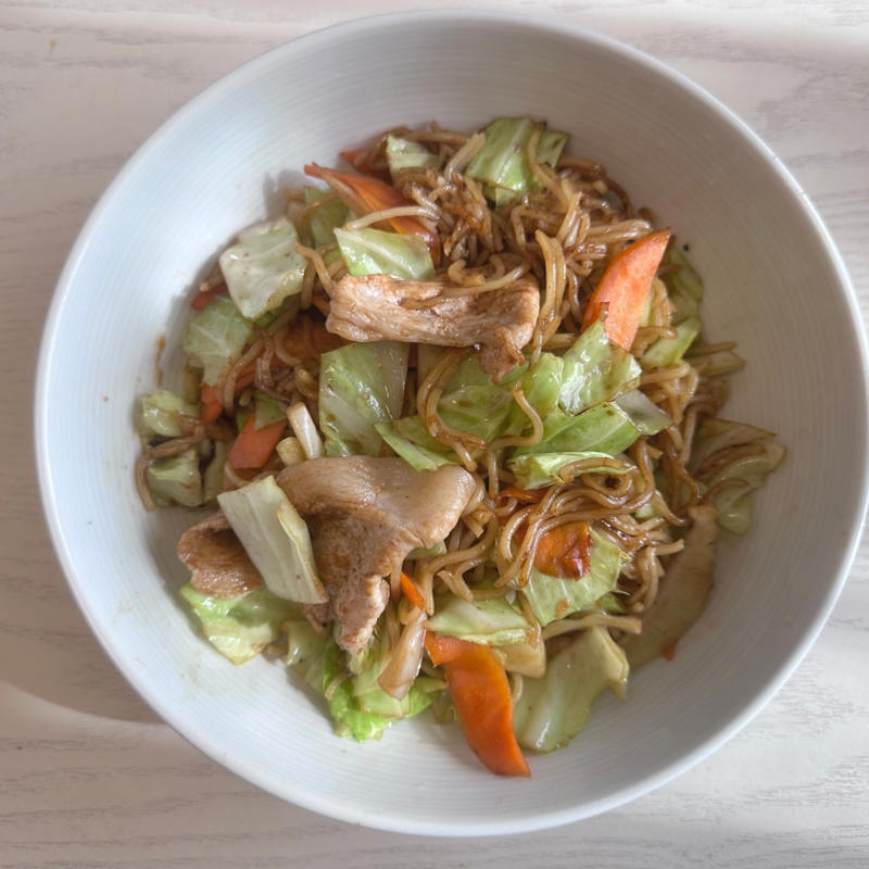 焼きそばの麺がお団子状に, お湯に浸してほぐす, 1.お湯に浸けた麺をほぐします, 2.ざるで水分を切ります, 3.具材を先に炒めます, 4.具材を取り出して麺を炒めます, 慌てず調理できる