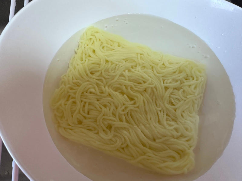 焼きそばの麺がお団子状に, お湯に浸してほぐす, 1.お湯に浸けた麺をほぐします, 2.ざるで水分を切ります, 3.具材を先に炒めます, 4.具材を取り出して麺を炒めます, 慌てず調理できる