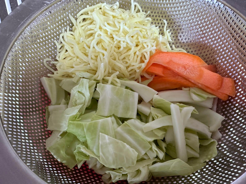 焼きそばの麺がお団子状に, お湯に浸してほぐす, 1.お湯に浸けた麺をほぐします, 2.ざるで水分を切ります, 3.具材を先に炒めます, 4.具材を取り出して麺を炒めます, 慌てず調理できる