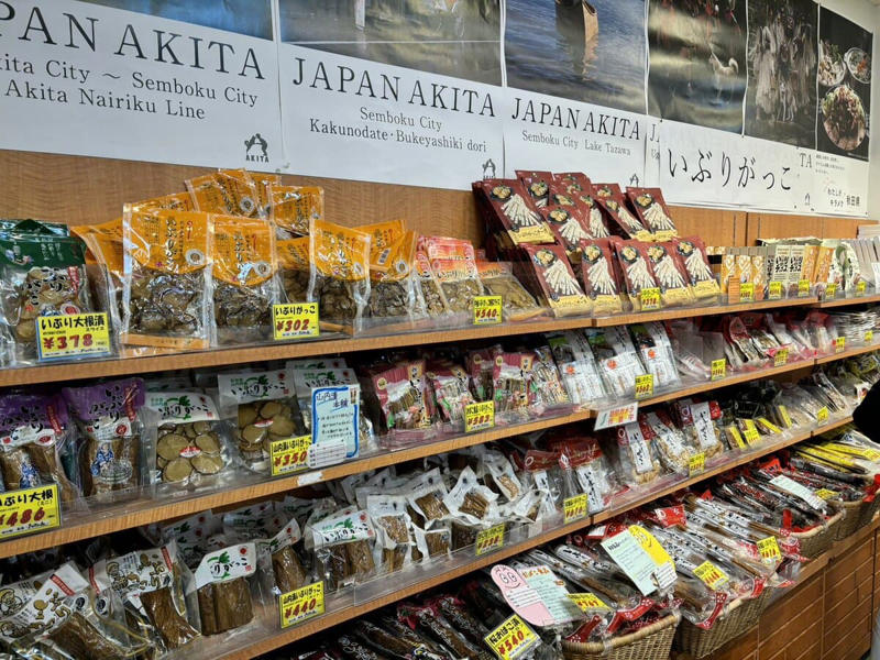 グルメと絶景を満喫！ 秋田県の道の駅5選, 1｜約20万㎡の広大な敷地！ 天王スカイタワーと温泉の総合レジャースポット, 道の駅 てんのう（潟上市） , 2｜高さ100mの無料展望とレトロ自販機が楽しい、 秋田港のシンボルタワー！, 3｜海鮮になまはげ、秋田犬にも会える男鹿半島の玄関口, 4｜秋田県最新！ びっくりグルメが味わえる十和田湖畔初の道の駅, 5｜東北を代表する道の駅！ 日本海と夕日が眺められる展望温泉に感動！, 【まとめ】規格外の魅力がそろう秋田県の道の駅