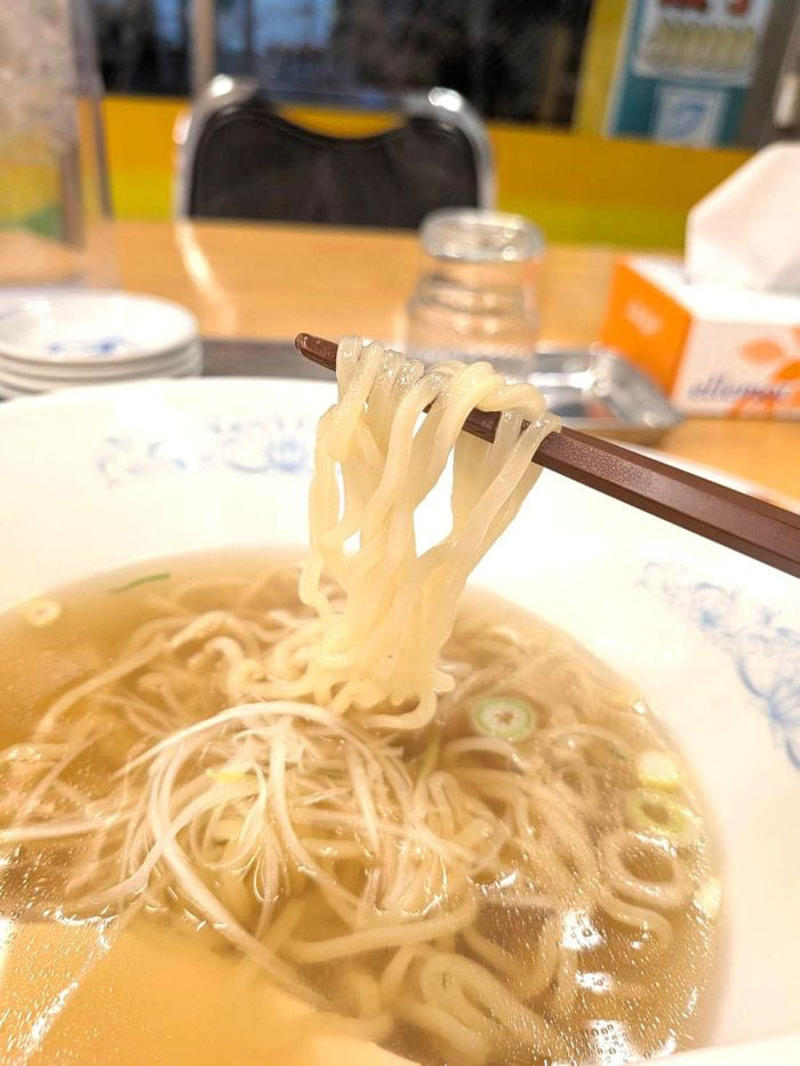 日高屋ですら一杯420円の中、400円のラーメンがある！？, 埼玉発のローカル中華チェーンへ, レンゲが止まらなくなるあっさりスープ, 焼餃子をプラスしてお腹も心も満たされる, なぜ素ラーメンが登場した？, 素ラーメンの幅広い楽しみ方, 「3割うまい！！」を守って値付けしたら400円になった