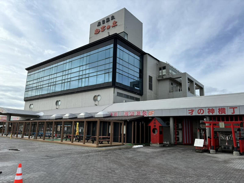 グルメと絶景を満喫！ 秋田県の道の駅5選, 1｜約20万㎡の広大な敷地！ 天王スカイタワーと温泉の総合レジャースポット, 道の駅 てんのう（潟上市） , 2｜高さ100mの無料展望とレトロ自販機が楽しい、 秋田港のシンボルタワー！, 3｜海鮮になまはげ、秋田犬にも会える男鹿半島の玄関口, 4｜秋田県最新！ びっくりグルメが味わえる十和田湖畔初の道の駅, 5｜東北を代表する道の駅！ 日本海と夕日が眺められる展望温泉に感動！, 【まとめ】規格外の魅力がそろう秋田県の道の駅