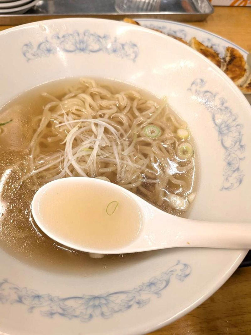 日高屋ですら一杯420円の中、400円のラーメンがある！？, 埼玉発のローカル中華チェーンへ, レンゲが止まらなくなるあっさりスープ, 焼餃子をプラスしてお腹も心も満たされる, なぜ素ラーメンが登場した？, 素ラーメンの幅広い楽しみ方, 「3割うまい！！」を守って値付けしたら400円になった