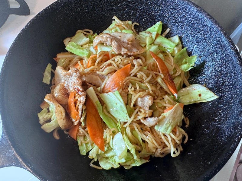 焼きそばの麺がお団子状に, お湯に浸してほぐす, 1.お湯に浸けた麺をほぐします, 2.ざるで水分を切ります, 3.具材を先に炒めます, 4.具材を取り出して麺を炒めます, 慌てず調理できる