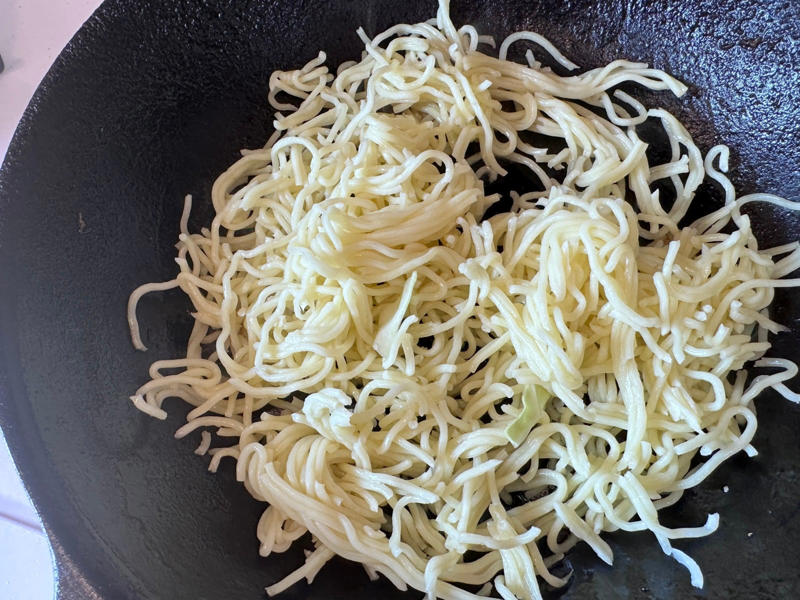 焼きそばの麺がお団子状に, お湯に浸してほぐす, 1.お湯に浸けた麺をほぐします, 2.ざるで水分を切ります, 3.具材を先に炒めます, 4.具材を取り出して麺を炒めます, 慌てず調理できる