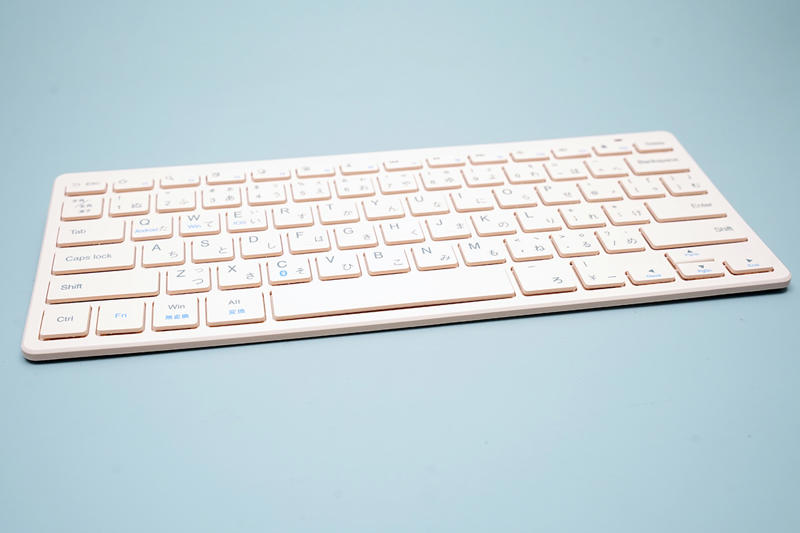 キーボードが気に入らないだけで、仕事がしたくなくなる, 買ってから気がついた！　実はパンタグラフ式だった, ダイソー・スリーピー「薄型ワイヤレスキーボード」のスペックは？, 「薄型ワイヤレスキーボード」を実践の現場に投入してみた, 割り切って導入するならコストパフォーマンスは高い