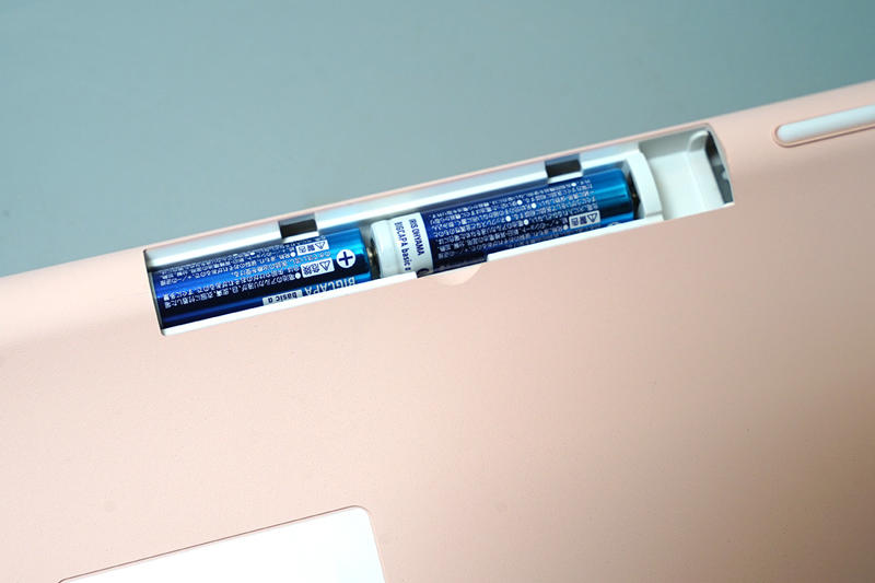 キーボードが気に入らないだけで、仕事がしたくなくなる, 買ってから気がついた！　実はパンタグラフ式だった, ダイソー・スリーピー「薄型ワイヤレスキーボード」のスペックは？, 「薄型ワイヤレスキーボード」を実践の現場に投入してみた, 割り切って導入するならコストパフォーマンスは高い