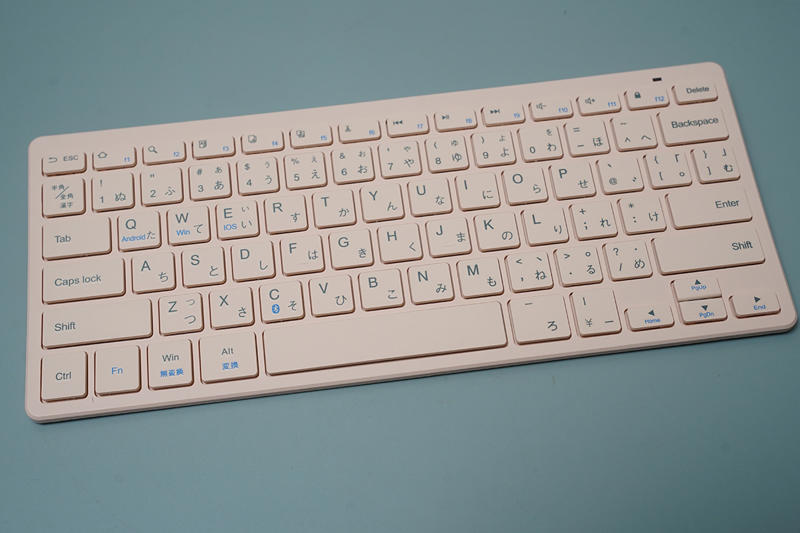 キーボードが気に入らないだけで、仕事がしたくなくなる, 買ってから気がついた！　実はパンタグラフ式だった, ダイソー・スリーピー「薄型ワイヤレスキーボード」のスペックは？, 「薄型ワイヤレスキーボード」を実践の現場に投入してみた, 割り切って導入するならコストパフォーマンスは高い
