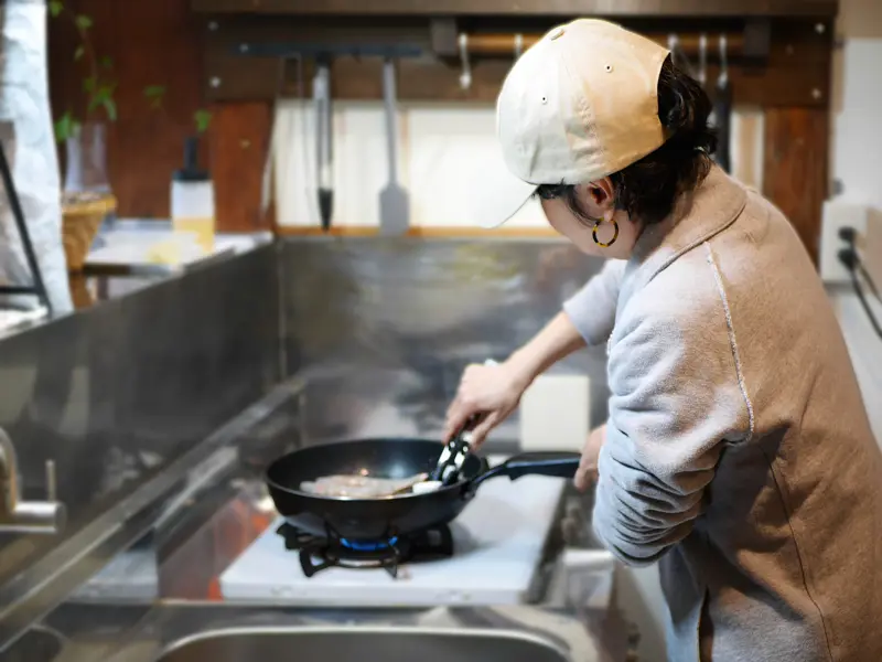 本場の味わいを秋谷のカフェでも。, 1年半の試作が生んだ、本格ガーリックシュリンプ, 食べ進めるほどに広がる、旨みのグラデーション, 食後に寄り添う、中深煎りブレンドコーヒー, 穏やかな時間を過ごせる特別な場所