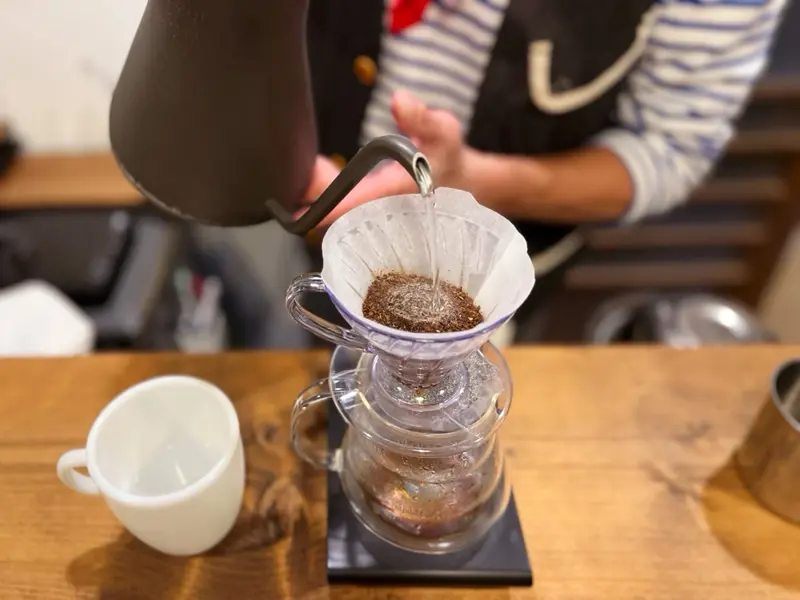 本場の味わいを秋谷のカフェでも。, 1年半の試作が生んだ、本格ガーリックシュリンプ, 食べ進めるほどに広がる、旨みのグラデーション, 食後に寄り添う、中深煎りブレンドコーヒー, 穏やかな時間を過ごせる特別な場所