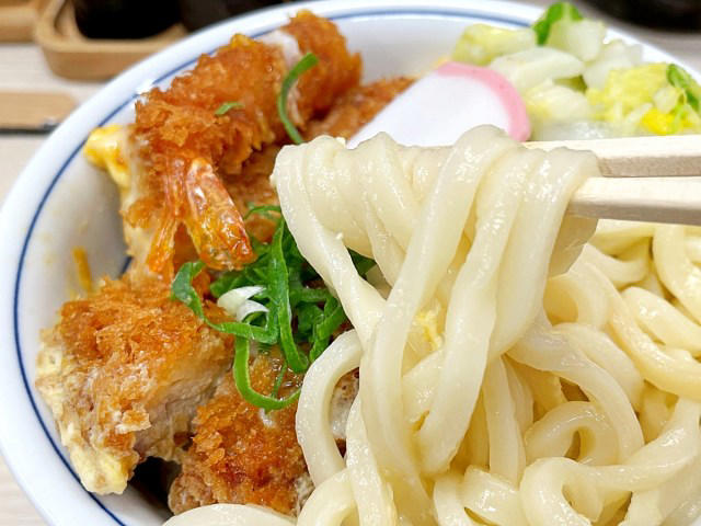 ・「かつや」新商品, ・伝家の宝刀「うどんオンザライス」, ・海老フライ、ロースカツ、白菜, ・丼を選ぶべき理由