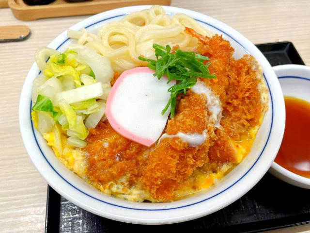 ・「かつや」新商品, ・伝家の宝刀「うどんオンザライス」, ・海老フライ、ロースカツ、白菜, ・丼を選ぶべき理由