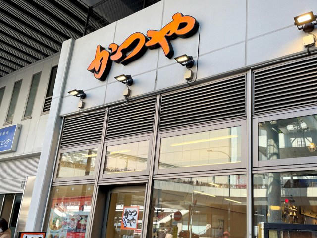 ・「かつや」新商品, ・伝家の宝刀「うどんオンザライス」, ・海老フライ、ロースカツ、白菜, ・丼を選ぶべき理由