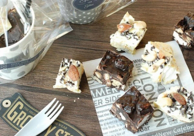 DARSで作るミニチョコパイ, ミニチョコパイの材料（12個分・約74kcal／1個）, ミニチョコパイの作り方（調理時間：約25分）, チョコレートクランチ, チョコレートクランチの材料（6個・約76kcal／1個）, チョコレートクランチの作り方（調理時間：約15分）, ロッキーロードの材料（約515kcal／100g）, ロッキーロードの作り方（調理時間：約20分）, 材料たったの2つ！チョコレートバーク, チョコレートバークの材料（約537kcal／100g）, チョコレートバークの作り方（調理時間：約15分）
