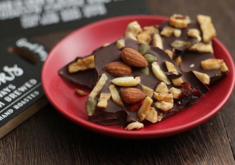 DARSで作るミニチョコパイ, ミニチョコパイの材料（12個分・約74kcal／1個）, ミニチョコパイの作り方（調理時間：約25分）, チョコレートクランチ, チョコレートクランチの材料（6個・約76kcal／1個）, チョコレートクランチの作り方（調理時間：約15分）, ロッキーロードの材料（約515kcal／100g）, ロッキーロードの作り方（調理時間：約20分）, 材料たったの2つ！チョコレートバーク, チョコレートバークの材料（約537kcal／100g）, チョコレートバークの作り方（調理時間：約15分）