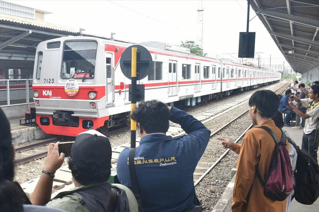 引退イベントの目玉は「元東急8500系」, 「加速が力強い」運転士が語る8500系, 日本語の「ありがとー」に見送られ…, 鉄道ファンの数は「豊かになった証拠」, 日本の中古車両が変えた「ファン文化」, 日本の中古車両は「郷愁」の対象に