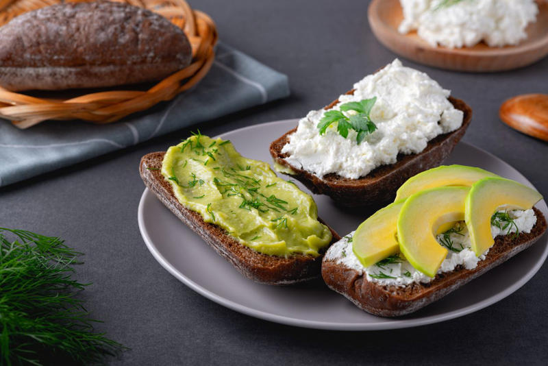 1. มื้อเช้าทรงพลัง: โทสต์หน้าคอตเทจชีสและอะโวคาโด (Cottage Cheese &amp; Avocado Toast), 2. มื้อกลางวันสุดเฟรช: สลัดคอตเทจชีสทูน่า (Creamy Tuna &amp; Cottage Cheese Salad), 3. มื้อเย็นคลีนๆ: พาสต้าซอสคอตเทจชีส (Guilt-Free Creamy Pasta), 4. ของหวานเพื่อสุขภาพ: คอตเทจชีสโบวล์ผลไม้รวม (Mixed Berry Cottage Cheese Bowl), 5. เมนูยอดฮิต: แพนเค้กคอตเทจชีสไร้แป้ง (Flourless Cottage Cheese Pancakes)
