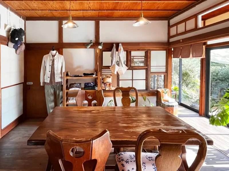 本場の味わいを秋谷のカフェでも。, 1年半の試作が生んだ、本格ガーリックシュリンプ, 食べ進めるほどに広がる、旨みのグラデーション, 食後に寄り添う、中深煎りブレンドコーヒー, 穏やかな時間を過ごせる特別な場所