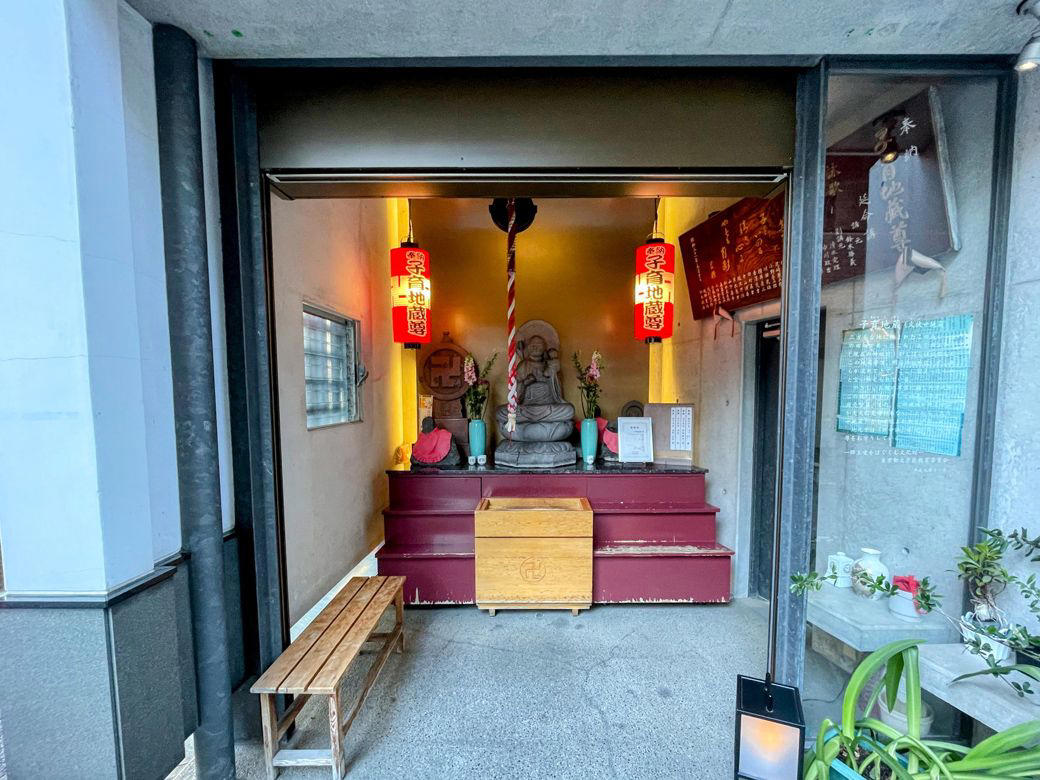 「じゃないほう」の地蔵通りに漂う独特の空気感, 神田川が分ける2つの顔, 街の格は「ドトール」に行けばわかる, 切り立つ崖下に潜む都心のオアシス, インクの匂いが残る街, 静けさと物語が折り重なっている江戸川橋