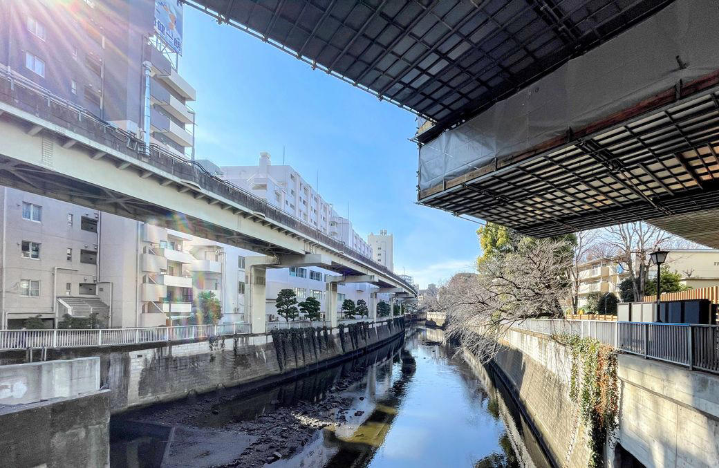 「じゃないほう」の地蔵通りに漂う独特の空気感, 神田川が分ける2つの顔, 街の格は「ドトール」に行けばわかる, 切り立つ崖下に潜む都心のオアシス, インクの匂いが残る街, 静けさと物語が折り重なっている江戸川橋