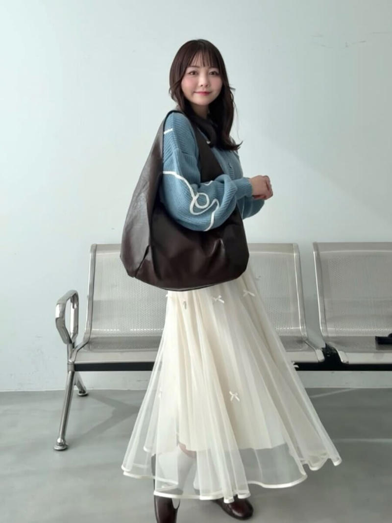 ブルー×グレーで作る好バランスコーデ, 甘さ控えめの大人かわいい白スカートコーデ, 通勤にも使えるスタイルアップコーデ, ゆるっとシルエットできれいめコーデ, ワントーンで魅せる爽やか美人見えコーデ
