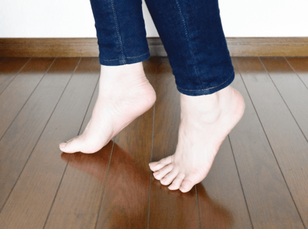 早歩き – 食後30分以内に始めるのがポイントだ, つま先歩き – ふくらはぎの刺激と血液循環改善に優れている, おなら歩き – 腹部の筋肉を刺激して内臓運動を助ける, さまざまな歩き方を組み合わせることで効果が最大化される, 正しく歩く習慣が一生血糖を守る