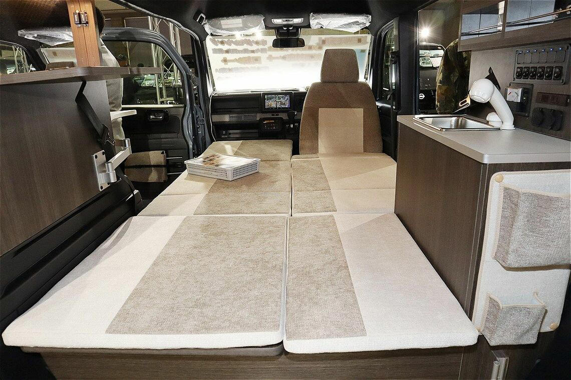 N-VANベースの軽キャンパー「ピッコロスマイル」, ファン・ターボの4WDをベース車に採用, 新型「ピッコロスマイル」の特徴, ベッドを収納すれば、ダイネットも出現, ピッコロスマイルの価格について