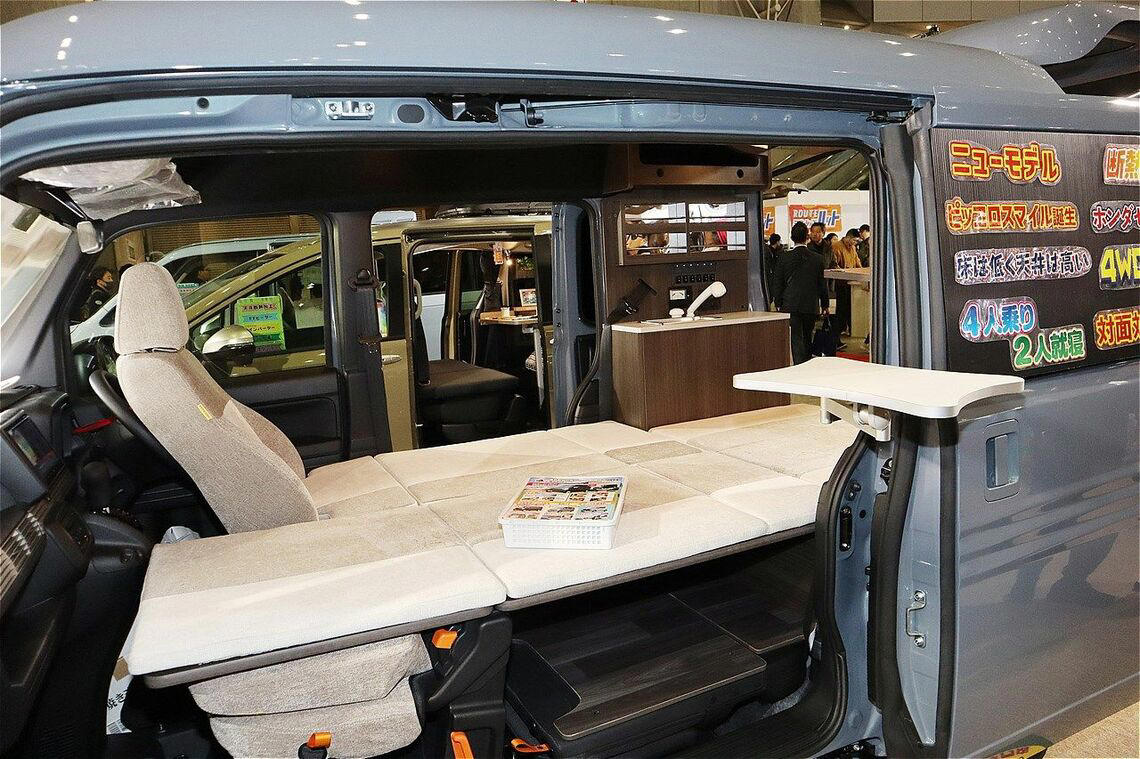 N-VANベースの軽キャンパー「ピッコロスマイル」, ファン・ターボの4WDをベース車に採用, 新型「ピッコロスマイル」の特徴, ベッドを収納すれば、ダイネットも出現, ピッコロスマイルの価格について