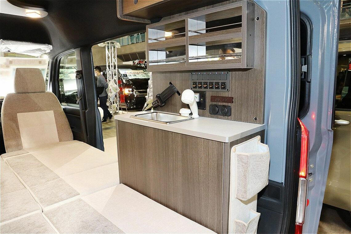 N-VANベースの軽キャンパー「ピッコロスマイル」, ファン・ターボの4WDをベース車に採用, 新型「ピッコロスマイル」の特徴, ベッドを収納すれば、ダイネットも出現, ピッコロスマイルの価格について
