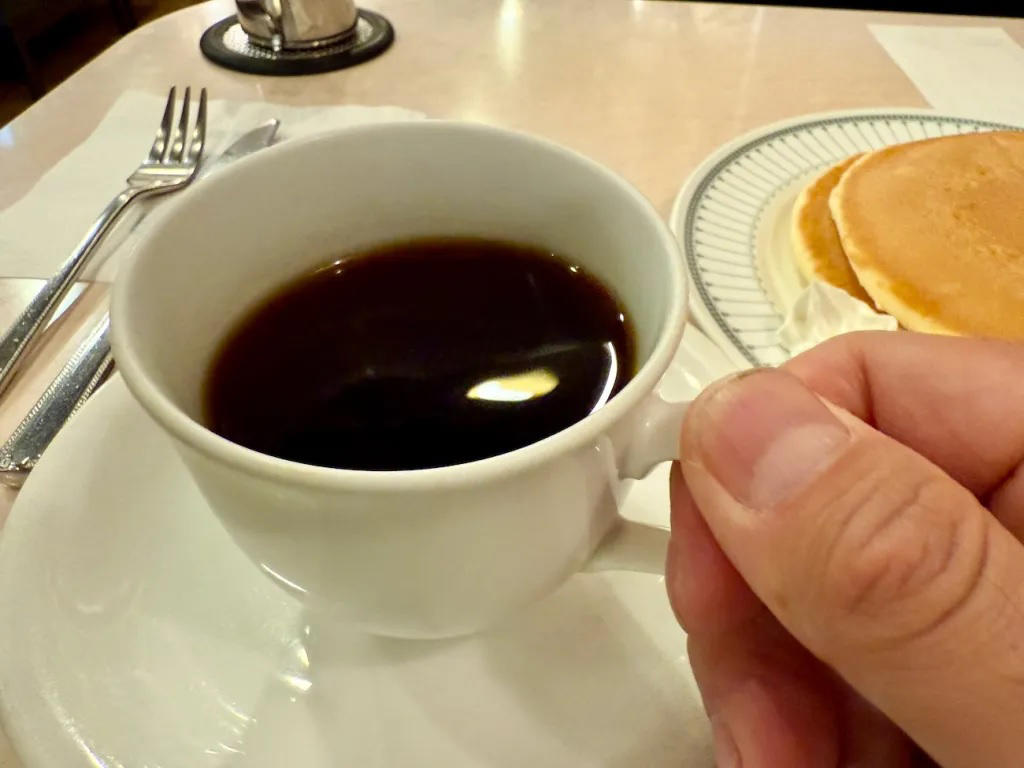 ・マクドナルド「プレミアムローストコーヒー」, ・バーガーキング「ブレンドコーヒー」, ・ゼッテリア「ホットコーヒー」, ・ウェンディーズ・ファーストキッチン「ホットコーヒー」, ・モスバーガー「ブレンドコーヒー」（ワンサイズのみ）, ・ケンタッキー・フライド・チキン「挽きたてリッチコーヒー」（Sサイズのみ）, ・コスパならマック一択か