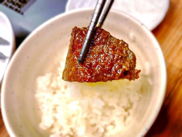 きっかけは「焼肉には必ず白米」な性分, まるで「店内BBQ」 持ち込み自由度の高い焼肉店, 白米3合は「ギリギリ」だった, キムチと韓国海苔に気づく“観察眼の鋭さ”, 「焼肉にはビールより白米」派の流儀
