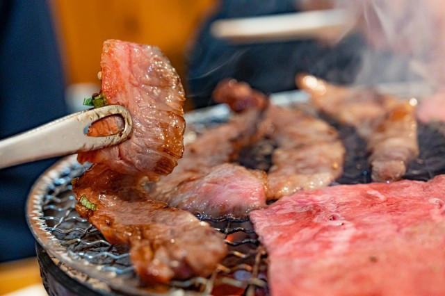 きっかけは「焼肉には必ず白米」な性分, まるで「店内BBQ」 持ち込み自由度の高い焼肉店, 白米3合は「ギリギリ」だった, キムチと韓国海苔に気づく“観察眼の鋭さ”, 「焼肉にはビールより白米」派の流儀