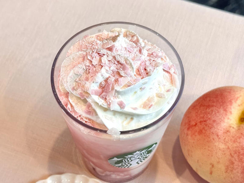 桜と白桃、そしてどっちも！ 嬉しい3つの選択肢, 「桜 咲くよ ラテ」の味わいは？どんなメニュー？, 「桜 咲くよ 白桃 フラペチーノ®」の味わいは？どんなメニュー？, 「桜 咲くよ 白桃 ソーダ」の味わいは？どんなメニュー？, 一番オススメしたいメニューはコレ！