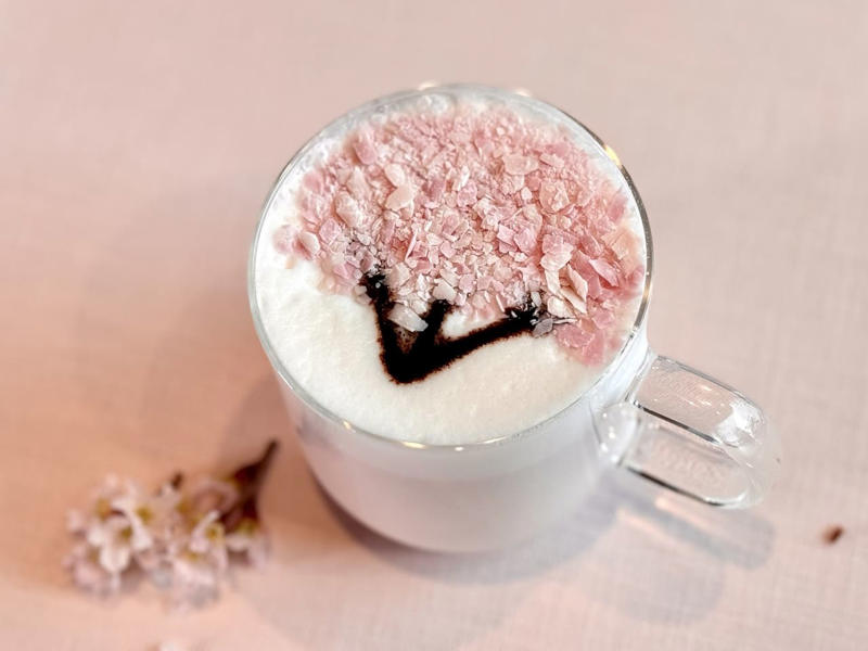 桜と白桃、そしてどっちも！ 嬉しい3つの選択肢, 「桜 咲くよ ラテ」の味わいは？どんなメニュー？, 「桜 咲くよ 白桃 フラペチーノ®」の味わいは？どんなメニュー？, 「桜 咲くよ 白桃 ソーダ」の味わいは？どんなメニュー？, 一番オススメしたいメニューはコレ！