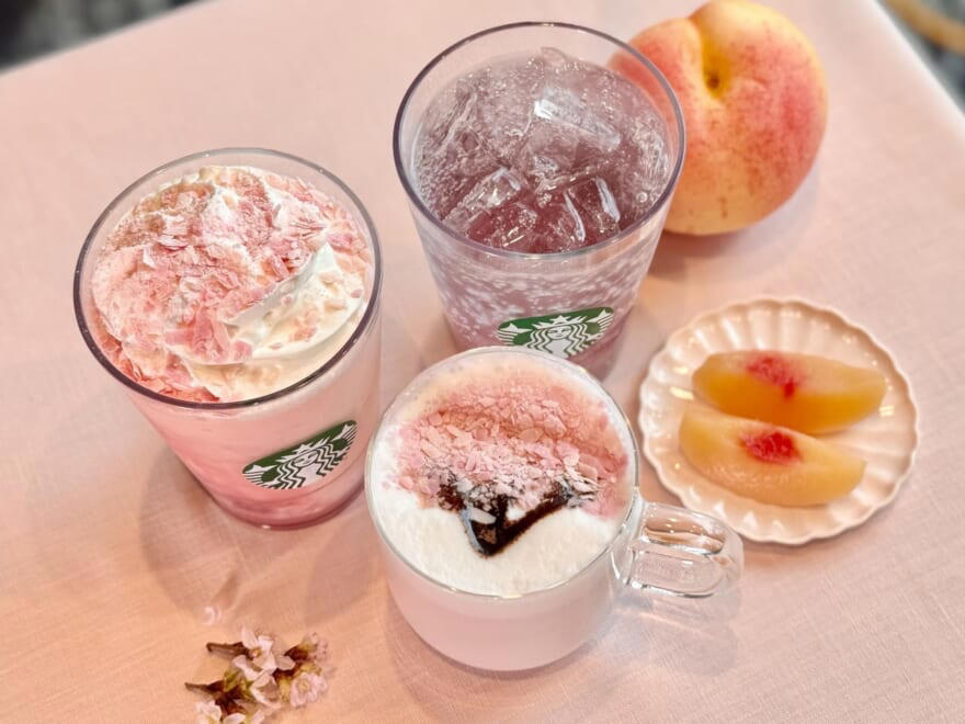 桜と白桃、そしてどっちも！ 嬉しい3つの選択肢, 「桜 咲くよ ラテ」の味わいは？どんなメニュー？, 「桜 咲くよ 白桃 フラペチーノ®」の味わいは？どんなメニュー？, 「桜 咲くよ 白桃 ソーダ」の味わいは？どんなメニュー？, 一番オススメしたいメニューはコレ！