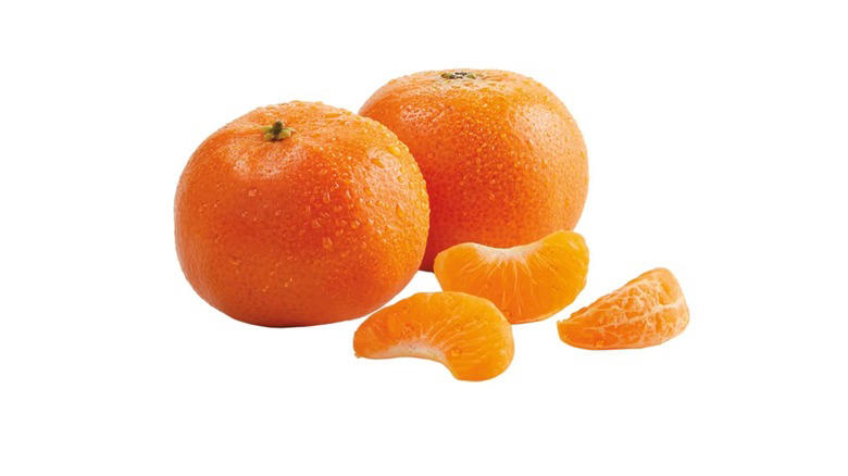 Buy: Medjool dates, Skip: peaches, Buy: whole carrots, Skip: baby carrots, Buy: blueberries, Skip: pineapple, Buy: mandarins in season, Skip: snipped green beans, Buy: fresh herbs, Skip: onions, Buy: Cosmic Crisp and Honeycrisp apples, Skip: other varieties of apples, Buy: grapefruit, Skip: bananas, Buy: baby bella mushrooms, Methodology