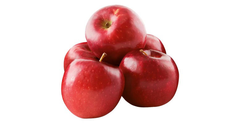 Buy: Medjool dates, Skip: peaches, Buy: whole carrots, Skip: baby carrots, Buy: blueberries, Skip: pineapple, Buy: mandarins in season, Skip: snipped green beans, Buy: fresh herbs, Skip: onions, Buy: Cosmic Crisp and Honeycrisp apples, Skip: other varieties of apples, Buy: grapefruit, Skip: bananas, Buy: baby bella mushrooms, Methodology