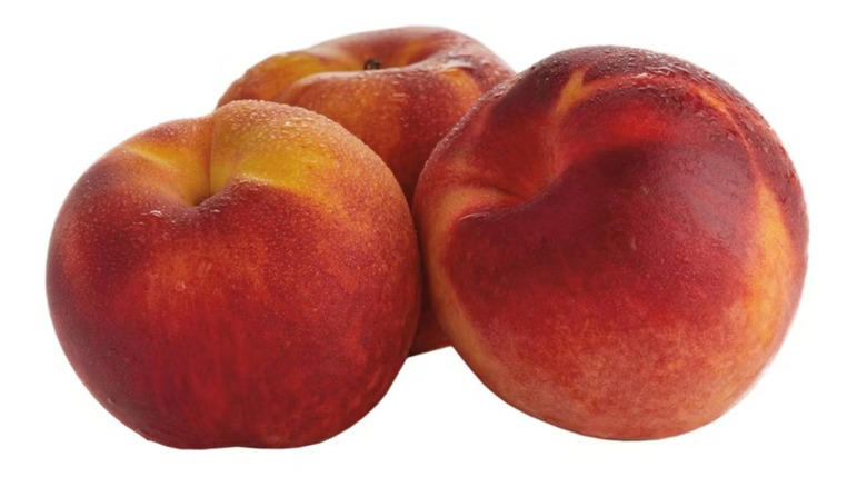 Buy: Medjool dates, Skip: peaches, Buy: whole carrots, Skip: baby carrots, Buy: blueberries, Skip: pineapple, Buy: mandarins in season, Skip: snipped green beans, Buy: fresh herbs, Skip: onions, Buy: Cosmic Crisp and Honeycrisp apples, Skip: other varieties of apples, Buy: grapefruit, Skip: bananas, Buy: baby bella mushrooms, Methodology