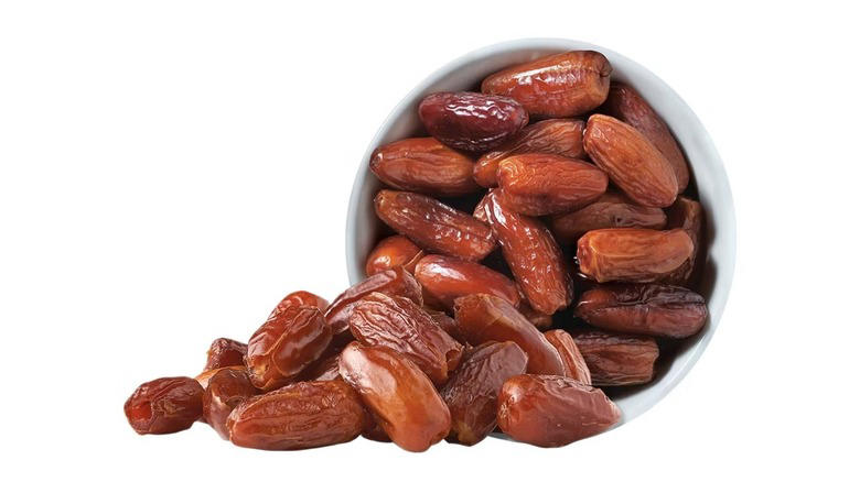 Buy: Medjool dates, Skip: peaches, Buy: whole carrots, Skip: baby carrots, Buy: blueberries, Skip: pineapple, Buy: mandarins in season, Skip: snipped green beans, Buy: fresh herbs, Skip: onions, Buy: Cosmic Crisp and Honeycrisp apples, Skip: other varieties of apples, Buy: grapefruit, Skip: bananas, Buy: baby bella mushrooms, Methodology